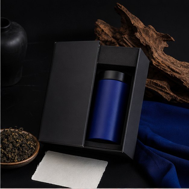 霧黑單罐茶禮盒、空白卡片與鈷藍布料